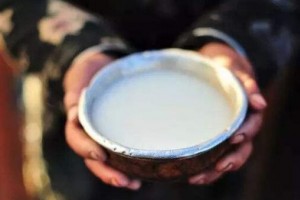 喝骆驼奶比牛奶更好营养师辟谣都是商家噱头质量无法保证