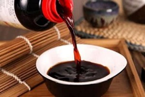 酱油吃多了皮肤容易发黑辟谣黑色素沉淀跟饮食几乎没关系 酱油吃多了皮肤容易发黑辟谣黑色素沉淀跟饮食几乎没关系