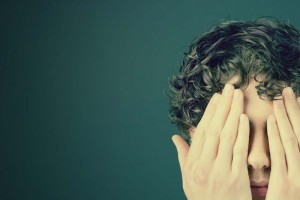 17岁男孩忽然失明原因和这些零嘴有关别再给孩子吃了