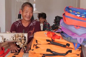 湖南武冈扶贫车间建村口就业增收尝甜头 湖南武冈扶贫车间建村口就业增收尝甜头