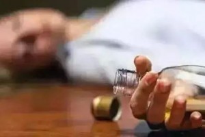 借酒浇愁愁更愁酒不能解忧只会加重抑郁