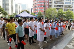 医务人员无偿献血向国庆献礼