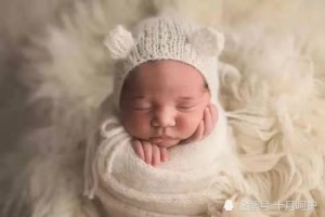 宝宝拍完满月照导致肩膀骨折医生怒斥太不称职了 宝宝拍完满月照导致肩膀骨折医生怒斥太不称职了