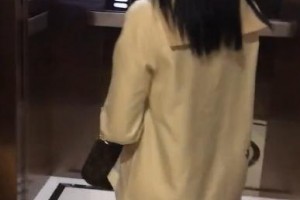 地下室偶遇周洁琼当电梯门打开那一刻这腿好真实 地下室偶遇周洁琼当电梯门打开那一刻这腿好真实