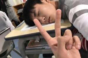 易烊千玺上课睡觉照曝光靠墙张嘴巴睡的他简直太可爱 易烊千玺上课睡觉照曝光靠墙张嘴巴睡的他简直太可爱