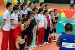 成龙现身中国女排惠若琪泪洒现场闫妮也抱着抹眼泪 成龙现身中国女排惠若琪泪洒现场闫妮也抱着抹眼泪