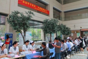 我院举行庆祝中医药大学建校60周年大型义诊活动 我院举行庆祝中医药大学建校60周年大型义诊活动