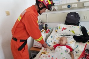 病床上的4岁男童专心想当消防员这些人帮他完结愿望 病床上的4岁男童专心想当消防员这些人帮他完结愿望