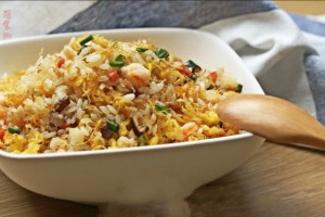 正宗的扬州炒饭到底是啥味大厨教你教科书等级的做法太香了
