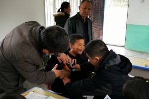 山东浙江对口援助专家到普定鸡场坡新寨小学展开帮扶慰劳 山东浙江对口援助专家到普定鸡场坡新寨小学展开帮扶慰劳