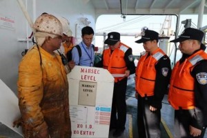外轮因故无法进港泊岸急需食物燃油广州黄埔边检出海解难题
