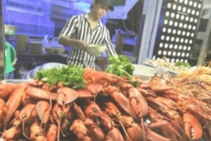 去青岛吃海鲜点12斤帝王蟹花600元切开后不会再来 去青岛吃海鲜点12斤帝王蟹花600元切开后不会再来