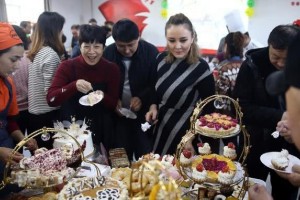 居民携手做甜品共享甜美增友情 居民携手做甜品共享甜美增友情