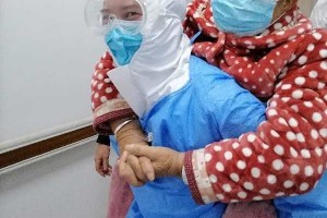 抗疫女护士我是女汉子我来背奶奶上楼