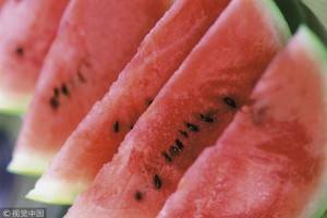 用勺子挖西瓜吃很直爽但这4个健康危险也可能会被你招来
