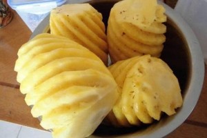 菠萝还在用冷盐水泡可就错了教你正确吃法菠萝鲜甜如蜜