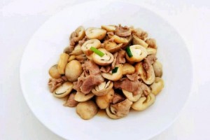 家常菜草菇炒肉做法肉片裹生粉肉质更细嫩 家常菜草菇炒肉做法肉片裹生粉肉质更细嫩