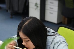 年青女白领不碰烟酒却因胃癌离世惋惜一个习气害了她 年青女白领不碰烟酒却因胃癌离世惋惜一个习气害了她
