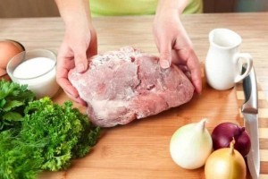 从冰箱中拿出的冻肉千万别加水泡教你3招吃起来和鲜肉相同 从冰箱中拿出的冻肉千万别加水泡教你3招吃起来和鲜肉相同