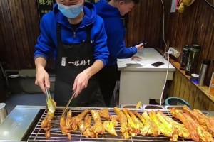 大叔起早贪黑卖它10元一根路人抢着要拿到手后想退货 大叔起早贪黑卖它10元一根路人抢着要拿到手后想退货