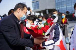 披甲而战荣光而归丨山东省中医院榜首二四批援鄂医疗队员完毕休整返家 披甲而战荣光而归丨山东省中医院榜首二四批援鄂医疗队员完毕休整返家