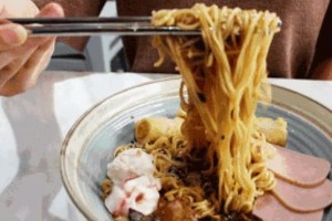 小伙嫌泡面太烫端室外吃捞起面条的瞬间悲惨剧发生了 小伙嫌泡面太烫端室外吃捞起面条的瞬间悲惨剧发生了