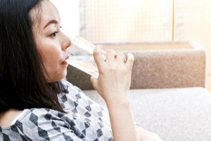 早晨空腹喝水很摄生不注意这3点喝了也相当于没喝 早晨空腹喝水很摄生不注意这3点喝了也相当于没喝